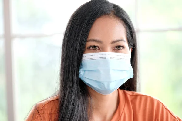 Νεαρή Ασιάτισσα Που Φοράει Προστατευτική Μάσκα Ενώ Εργάζεται Στο Σπίτι — Φωτογραφία Αρχείου