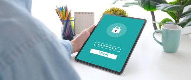 Çalışan masa ofisindeki ekranda şifreli dijital tablet, siber güvenlik kavramı