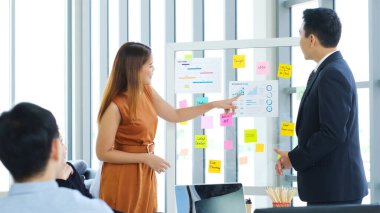 İş planı bilgilerinin ofiste sunulması için iş toplantısı, Asyalı bir kadının iş çizelgesini takıma, iş adamlarına açıklaması, iş konseptinde başarı