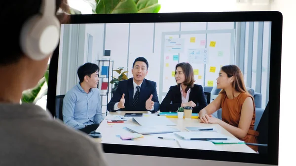 Wirtualna Wideokonferencja Azjatycki Zespół Biznesowy Wykonujący Połączenia Wideo Przez Internet — Zdjęcie stockowe