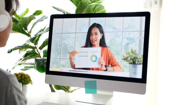 Videokonferens Arbete Hemifrån Asiatisk Kvinna Som Håller Företag Diagram Medan — Stockfoto