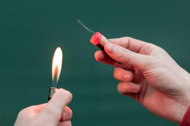 Adam elinde havai fişek yakıyor