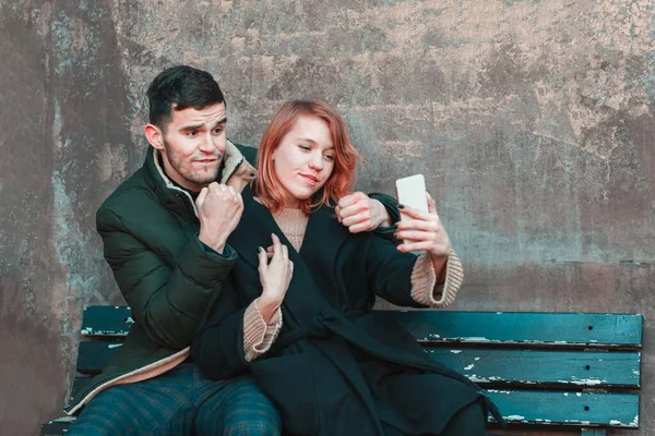 Veselý pár dělat selfie na lavičce — Stock fotografie
