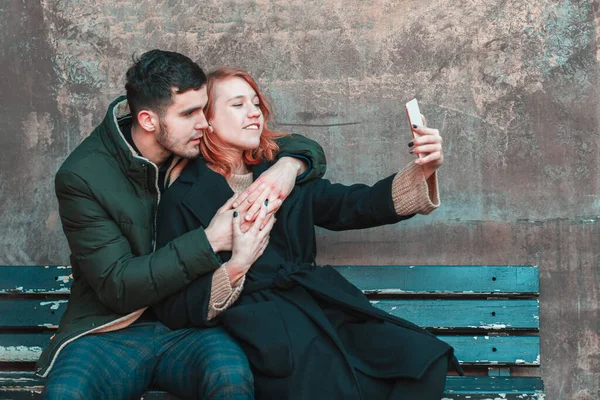 Veselý pár dělat selfie na lavičce — Stock fotografie