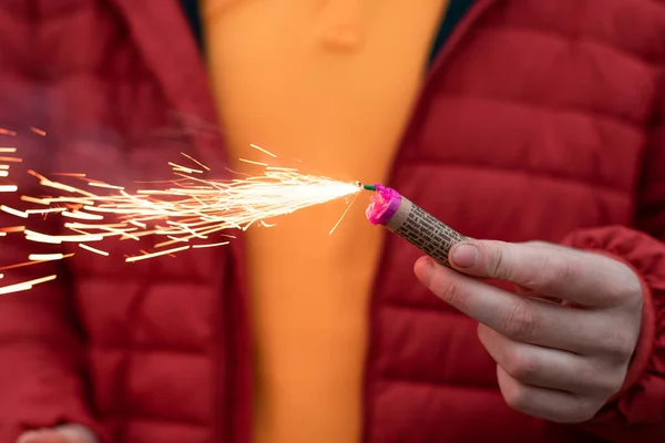 Joven hombre encendiendo el petardo al aire libre — Foto de Stock