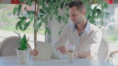 Tablet PC kullanan bir kafede müşteri