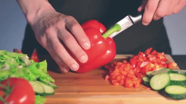 Chef rebanando pimentón rojo en la tabla de cortar — Vídeos de Stock