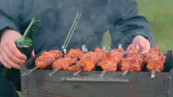Man die Barbecue Grill vlees buiten verandert — Stockvideo