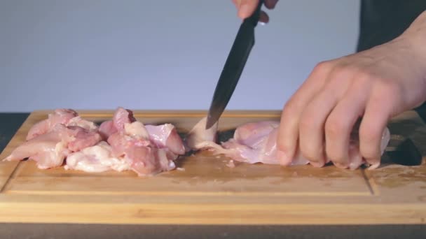Chef corte de filé de frango fresco — Vídeo de Stock