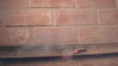 Tuğla Duvara Karşı Petrol Patladı