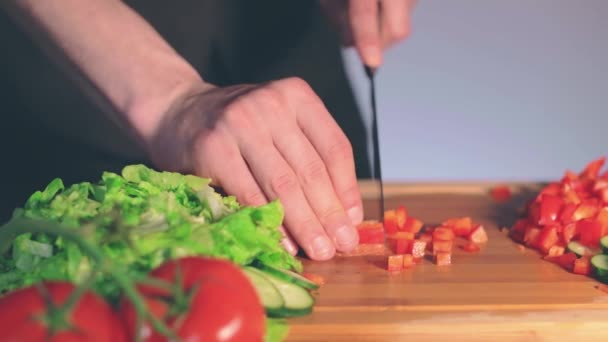 Séf szeletelő piros paprika a vágódeszka — Stock videók