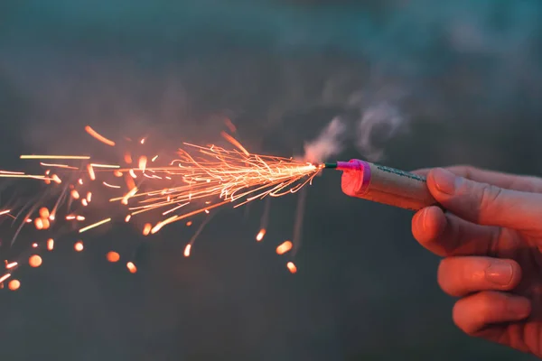 Jongeman verlicht vuurwerk buiten — Stockfoto