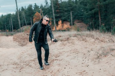 Yakışıklı Erkek Blogcu Eylem Kamerasını kullanarak Video Çekiyor