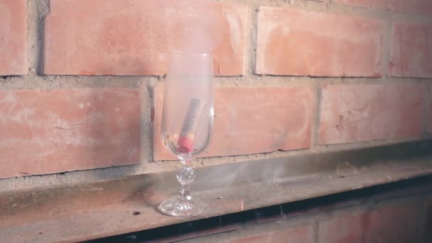 Un petardo explotó en una copa de vino — Vídeos de Stock