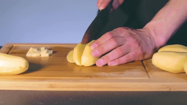 Chef Affettare Patata e Preparazione Ingredienti — Video Stock