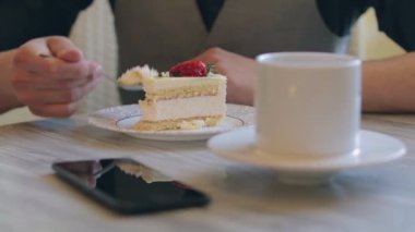 Genç çalışanın Kafe 'de kahve molası var.