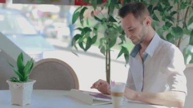 Genç Müşteri Tablet Bilgisayarını Kullanarak Bir Kafede Video Görüşmesi Yapıyor