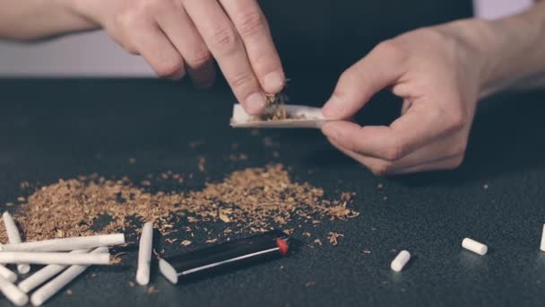 Man Rolling a kézzel készített cigaretta — Stock videók