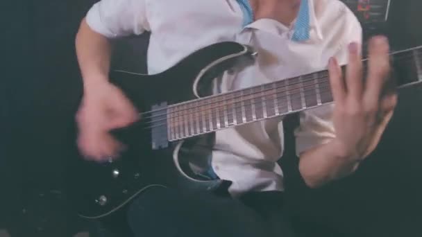 Yound Man speelt elektrische gitaar in de Home Studio — Stockvideo