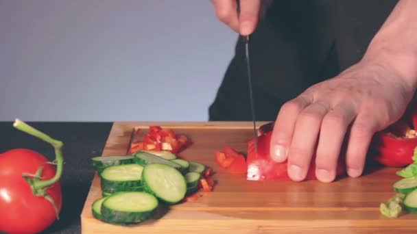 Chef skivning röd Paprika på skärbräda — Stockvideo