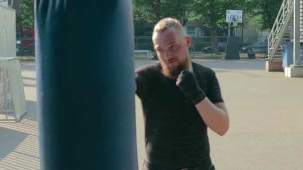 Street Fighter Boxning i boxningssäck utomhus — Stockvideo