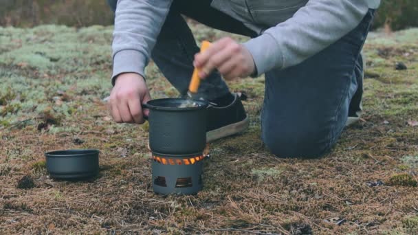 Yürüyüşçü Ormanda Konserve Güveçte Makarna Pişiriyor — Stok video