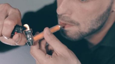 Genç Ot İçen Adam İçerde Boru Kullanıyor