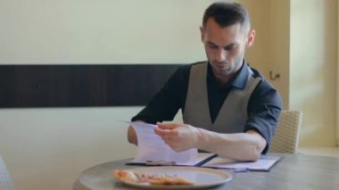 Pizzacı Kafe 'de Belge Yazan Yakışıklı Adam