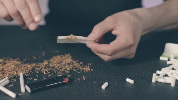 Man Rolling a kézzel készített cigaretta — Stock videók