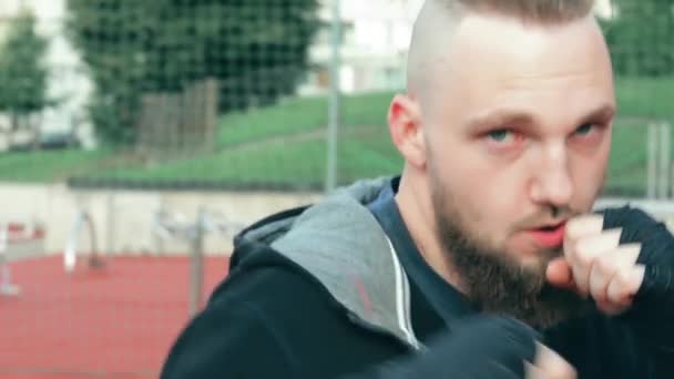 Jovem barbudo cara praticar boxe exercícios ao ar livre — Vídeo de Stock