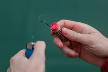 Adam elinde havai fişek yakıyor