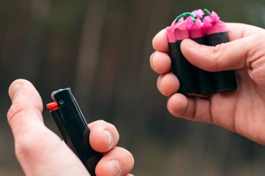 Havai fişekleri ateşe veriyorum.