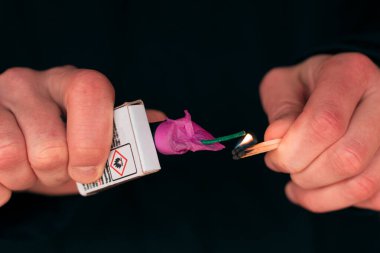 Kibritlerle Petard 'a Yangın Ayarlanıyor