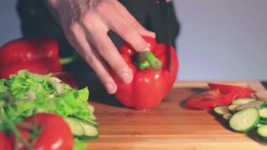 Kesme tahtasındaki Kırmızı Paprika 'yı Kesen Şef