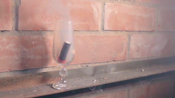 Feuerwerkskörper im Weinglas explodiert — Stockvideo