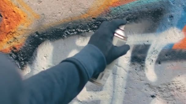 Grafiti çizen genç adam sprey boya kutusu kullanıyor. — Stok video