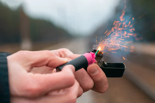 El petardo arde en la mano con chispas y humo — Foto de Stock