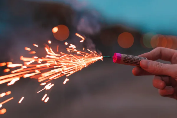 Jongeman verlicht vuurwerk buiten — Stockfoto