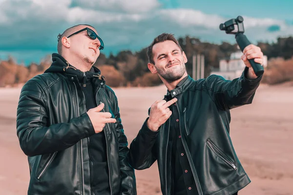 Dva pohlední kluci dělat selfie pomocí akční kamery — Stock fotografie