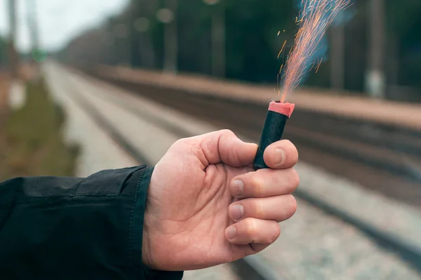 Vuurwerk branden in de hand met vonken en rook — Stockfoto