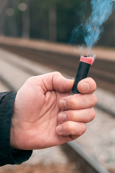 Vuurwerk branden in de hand met vonken en rook — Stockfoto