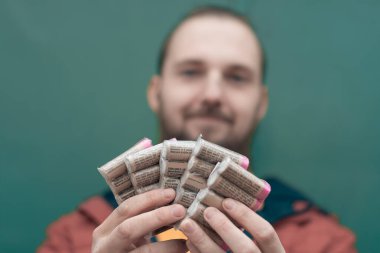 Elinde havai fişek tutan adam