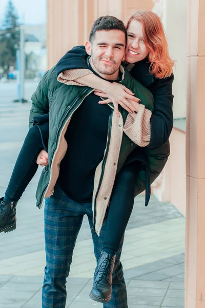 Fröhliches Paar hat Spaß auf der Straße — Stockfoto