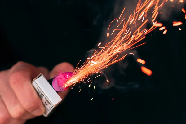 Πυροτέχνημα Burning in Hand με σπινθήρες και καπνό — Φωτογραφία Αρχείου