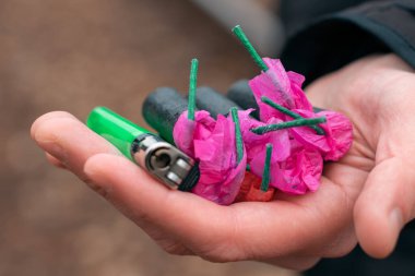 Avuç içi çakmaklı havai fişekler.