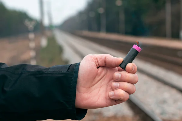 Vuurwerk branden in de hand met vonken en rook — Stockfoto