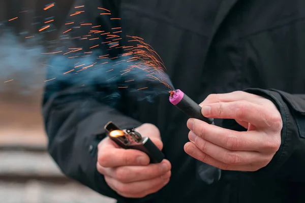 Πυροτέχνημα Burning in Hand με σπινθήρες και καπνό — Φωτογραφία Αρχείου