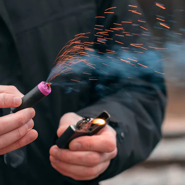 El petardo arde en la mano con chispas y humo —  Fotos de Stock