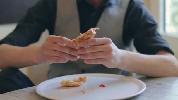 Przystojny klient je pizzę w Pizzeria Cafe — Wideo stockowe