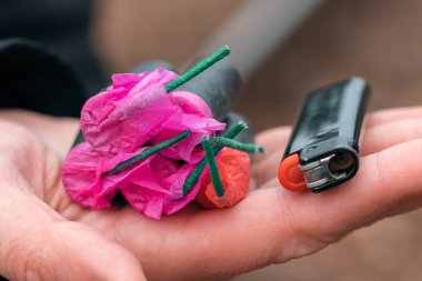 Avuç içi çakmaklı havai fişekler.